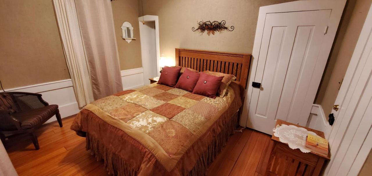 The Farmhouse Inn Guest House Nappanee Esterno foto