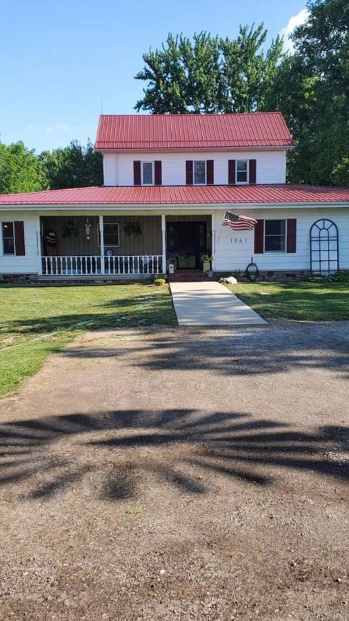 The Farmhouse Inn Guest House Nappanee Esterno foto