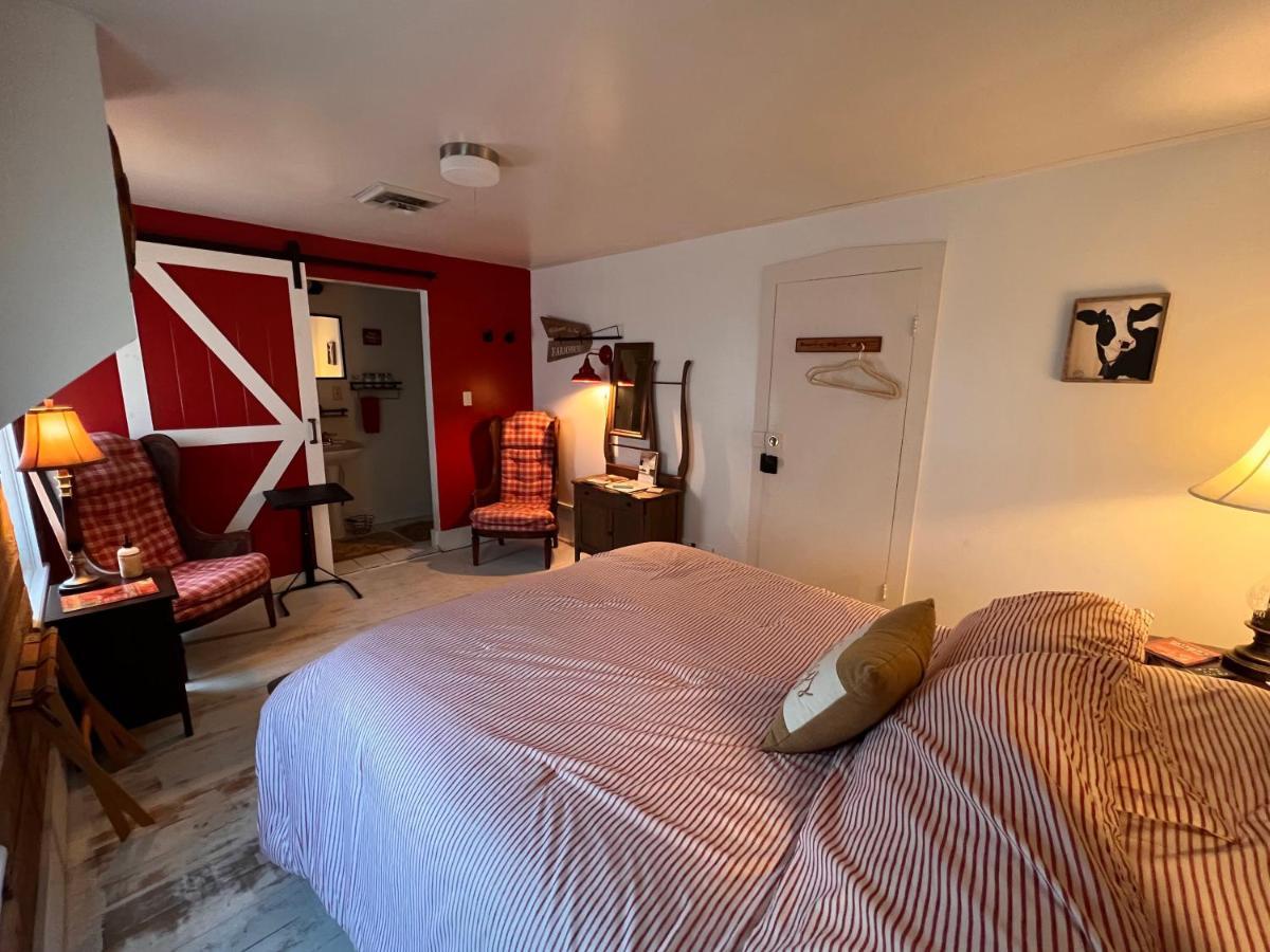 The Farmhouse Inn Guest House Nappanee Esterno foto