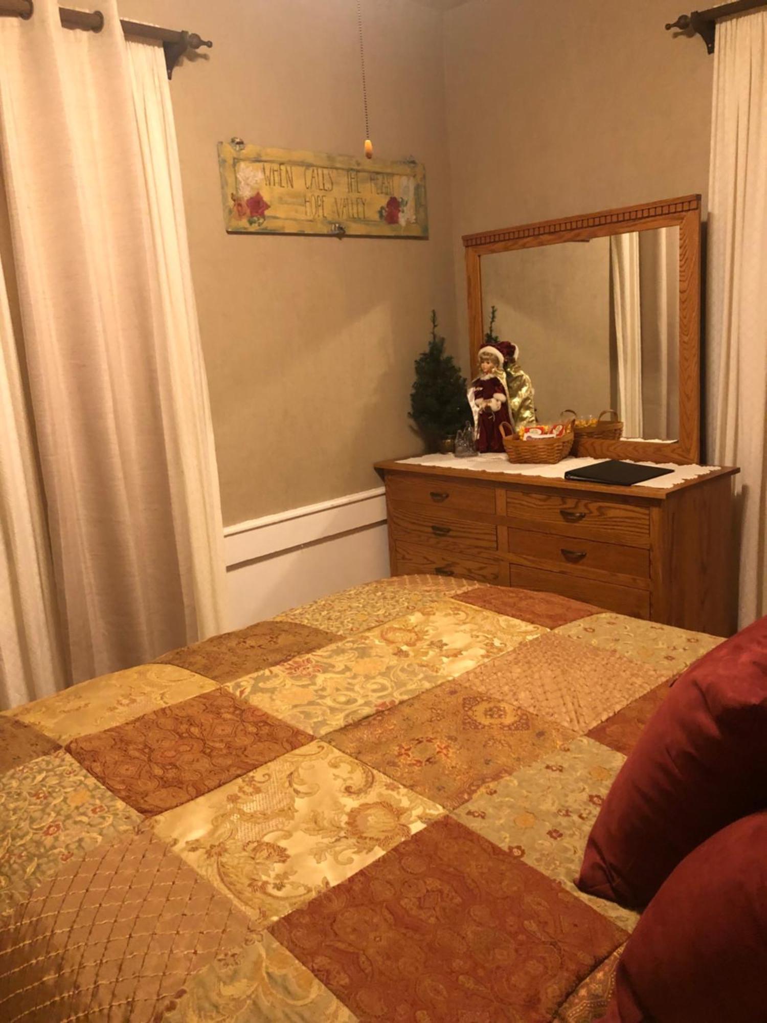 The Farmhouse Inn Guest House Nappanee Esterno foto